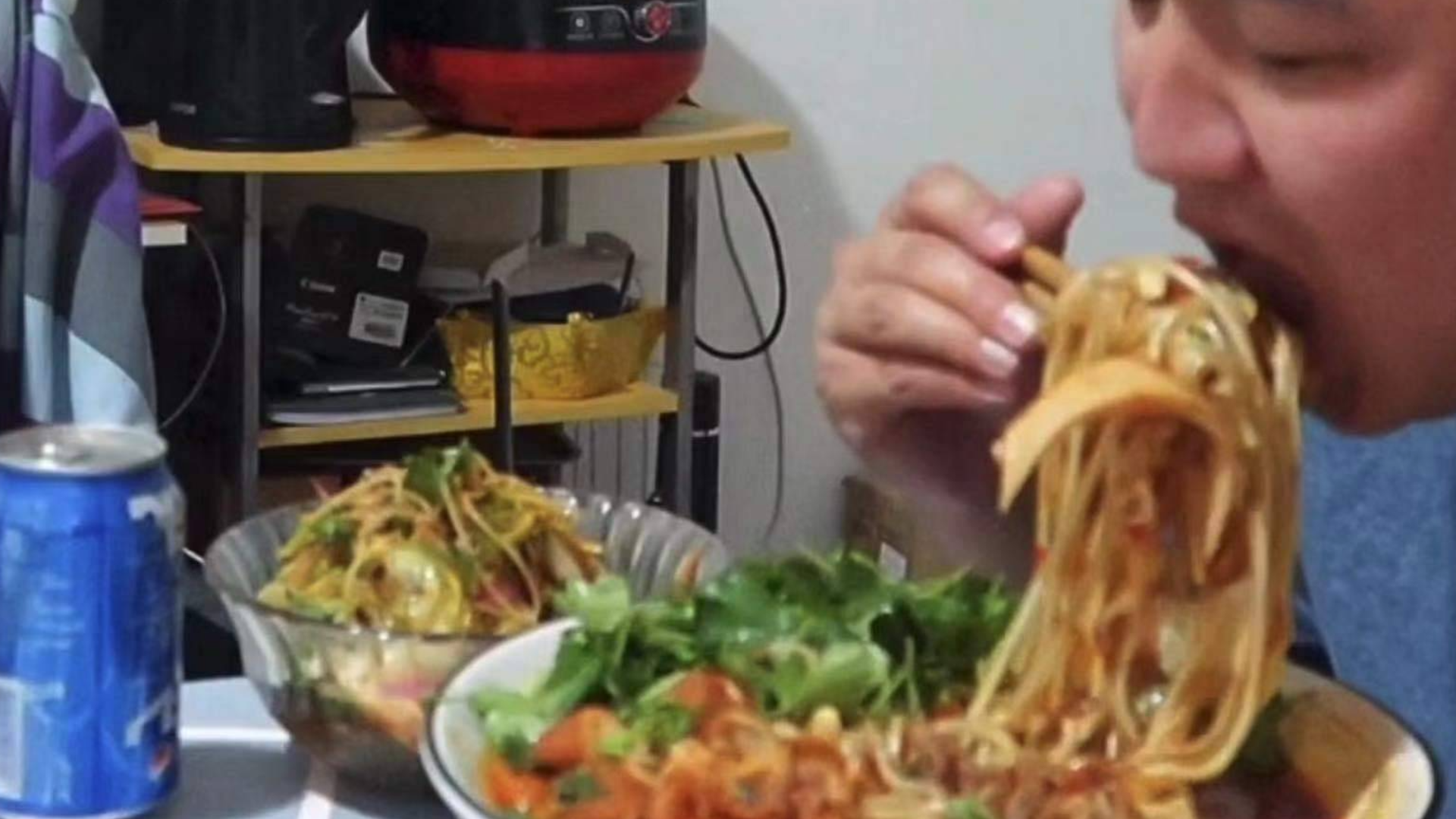 祖传手艺制作肥肠粉,看了就会爱上它、小伙一大碗暴风嗦粉,过瘾!
